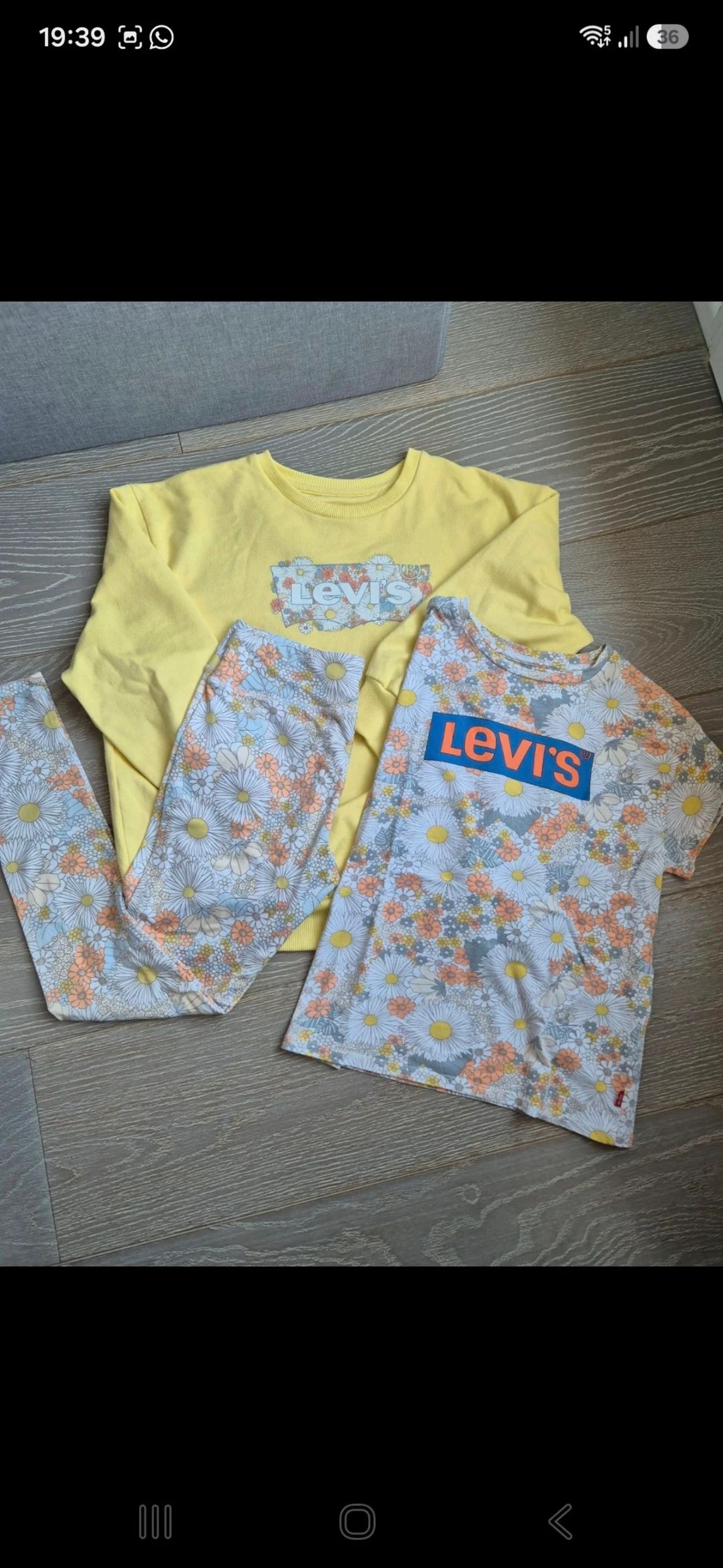 Conjunto sudadera amarilla, leggins y camiseta floral. Levis. Talla 10/ 12 años